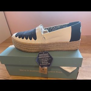 Toms natural canvas Valencia size 9